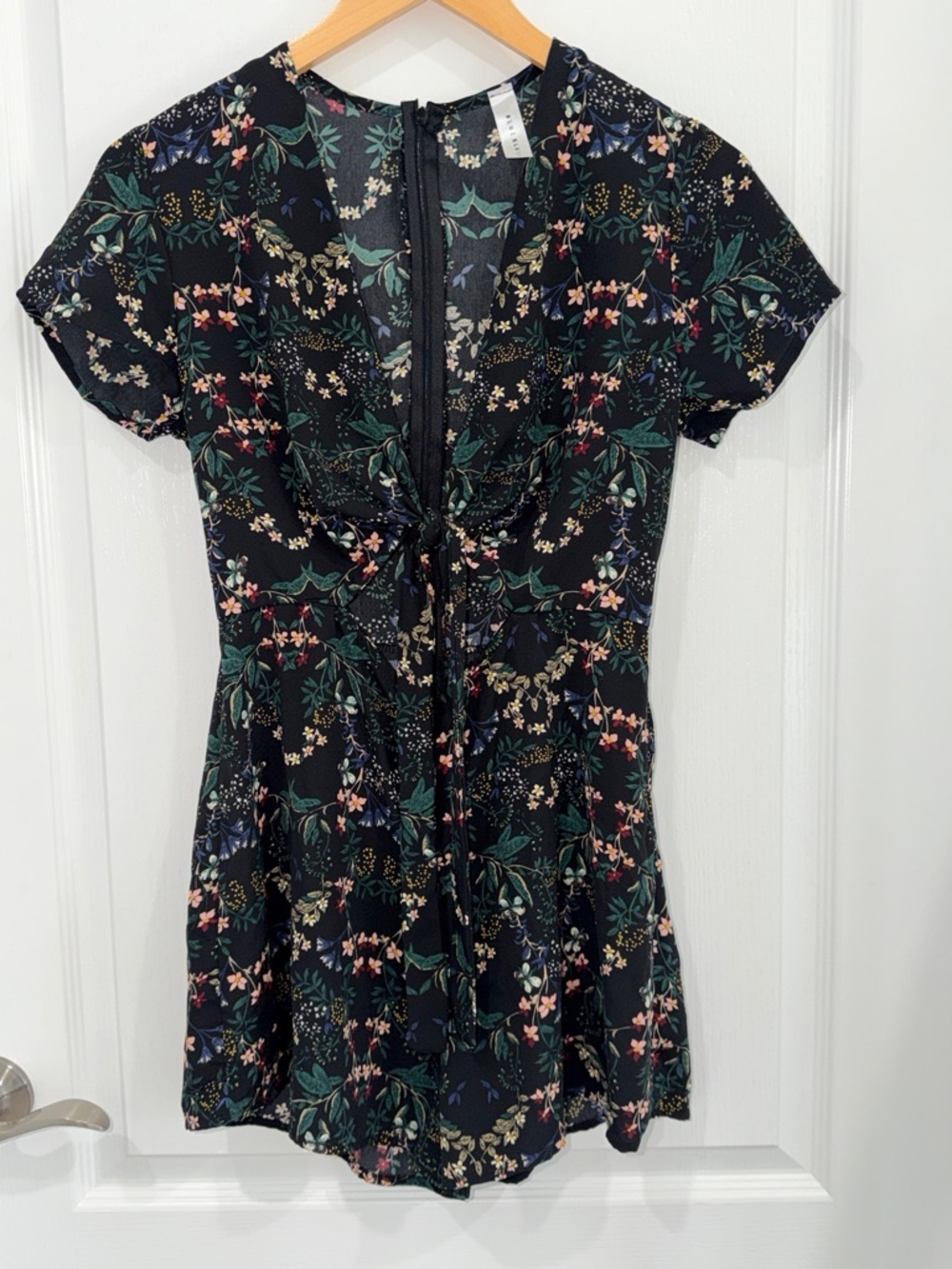 Blue Blush Floral Tie-Front Short Sleeve romper - Black/Green size
Medium